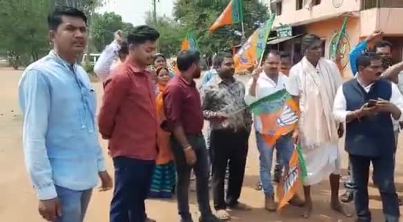तोकापाल: कुछ दिन पूर्व राज्य के मुख्यमंत्री भूपेश बघेल और बस्तर सांसद दीपक बैज का पुतला दहन किया गया

#बीजेपी #युवामोर्चा