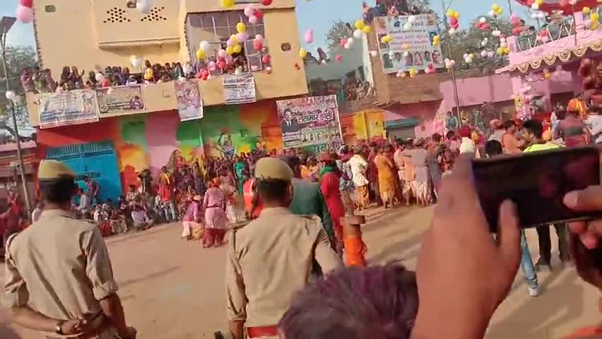 गोवर्धन: #नंदगांव #बरसाना की होली में झूमे ग्वाल और गोपियां  लठमार होली खेली गई जबरदस्त तरीके से जिसमें लोकल ग्वाले और गोपियां