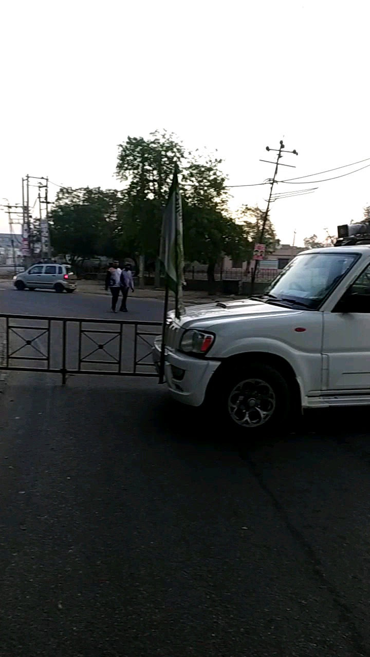 डबवाली में भारत बंद शुरू किसानों ने सुबह 6 बजे से रोड किए जाम,दुकानदारों ने दिया समर्थन
#किसान #public #भारतबंद #किसनान्