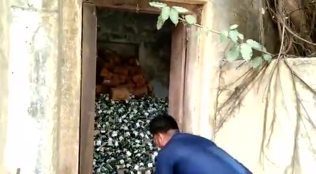 सदर अस्पताल मोतिहारी के एक रूम में लगभग पचास हजार पीस कफ सिरप फेका हुआ है । 
#Aniket_Ranjan