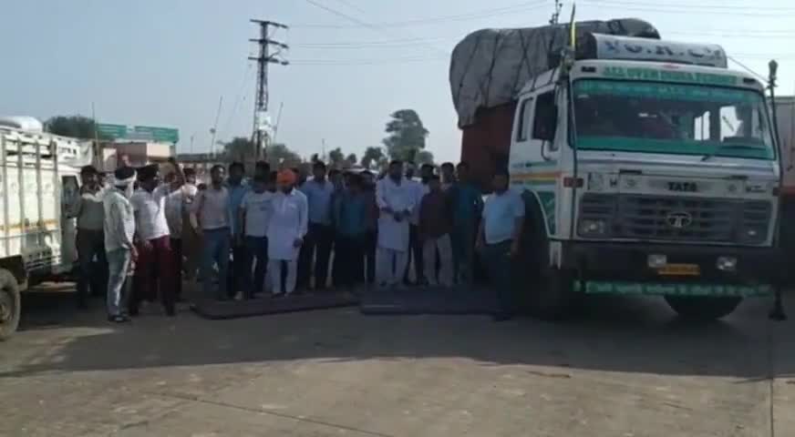 विजयनगर: किसानों ने अनूपगढ़-सूरगढ़ मुख्य मार्ग नेशनल हाईवे को किया जाम, लगी वाहनों की कतार #भारत_बंद #चक्काजाम