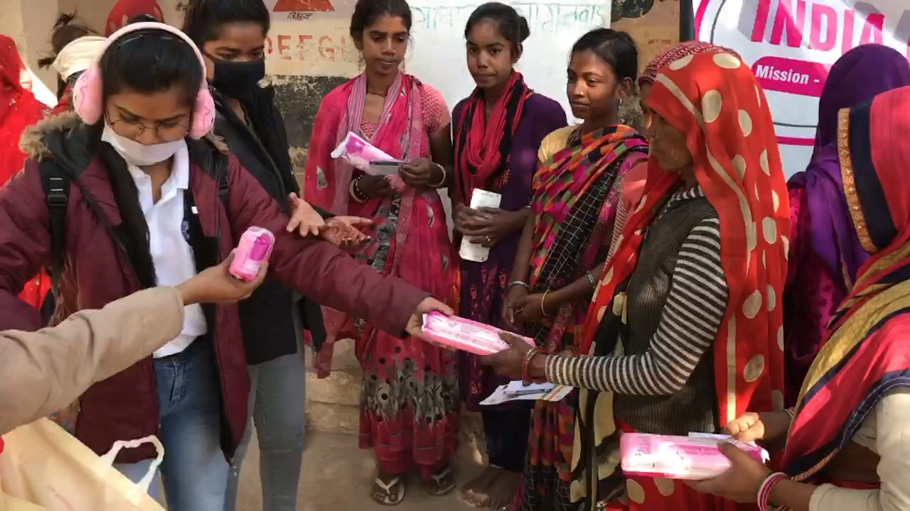 ग्वालियर के आस पास के गाँव में रजोधर्म को लेकर जागरूकता मिशन,जिसमें महिलाओं को निःशुल्क सेनेटरी पैड देने के साथ इस पर बातचीत भी की जाती है। #indiapadbank #gwalior.shpt