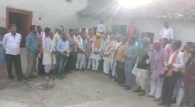 आज पुनः #बूथ चलो अभियान में हम अपने बड़े बुजुर्गों युवाओं के साथ #पवैया मण्डल व #बिसंडा मण्डल वार्ड नं28 के गांवों में PC
