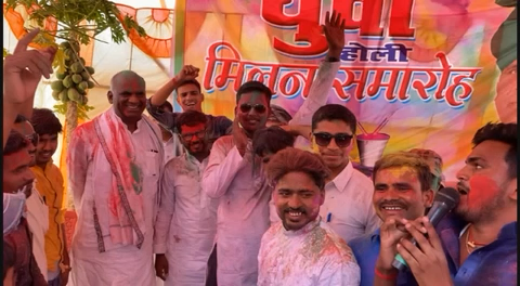 होली मिलन समारोह का आयोजन किये अपने घर इनारावरण के प्रांगण में।
जिसमें तक़रीबन 2000 युवाओं ने भाग लेकर इस आयोजन को सफल बनाया। सभों को धन्यवाद
 #ज़िलापार्षद #फुल्लीडुमरदक्षिणी