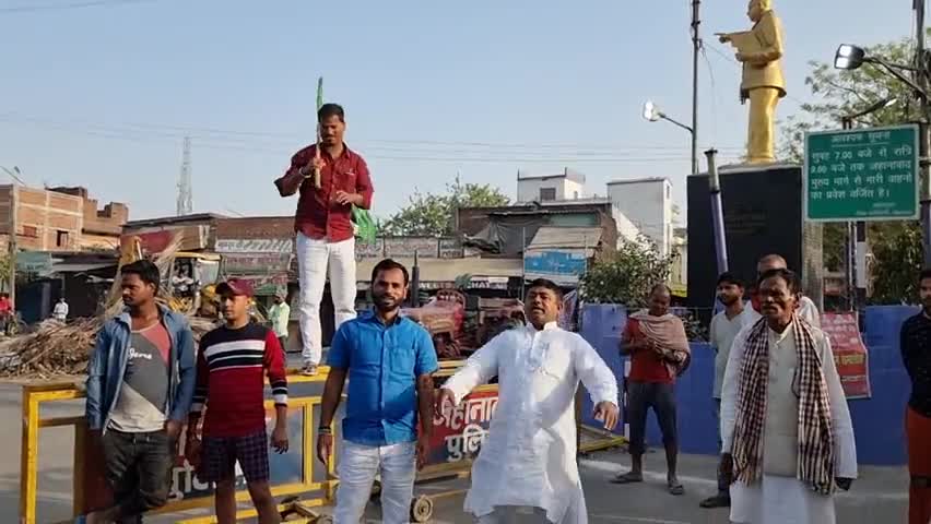 आज #जहानाबाद में #बंद करवाते हुए
 #पिंटु_कु0उर्फ #छोटु_यादव
#युवा_राजद #प्रधान_महासचिब
      जहानाबाद