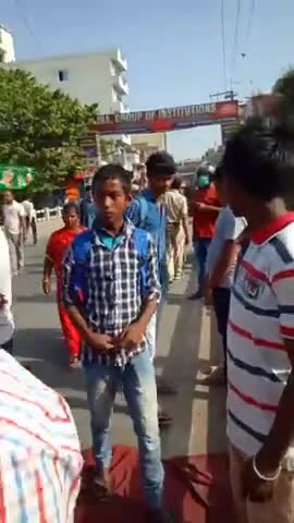 #नीतीश_सरकार के #गुंडागर्दी के खिलाफ आज #तेजस्वी_यादव ने बिहार बंद का आह्वान किया है।
महुआ पुल को जाम करते लोग।