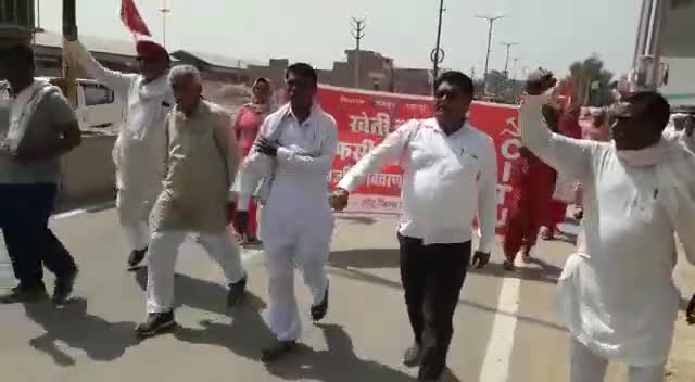 #सीटू हनुमानगढ़#
खेती बचाओ ,एफसीआई, बचाओ, सार्वजनिक वितरण प्रणाली बचाओ आंदोलन के तहत हनुमानगढ़ मे सीटू का विशाल प्रदर्शन।