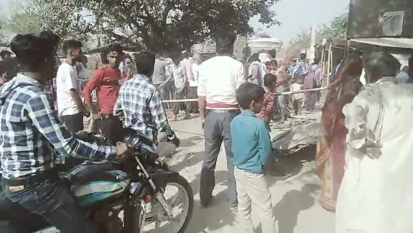 पातेपुर: #पातेपुर परखंड गनौर चक पर लागा बिहार बंद होने से बात कर रहा था और हम लोग जाम में फसे और किसान और मजदूर ने जाम में रहा