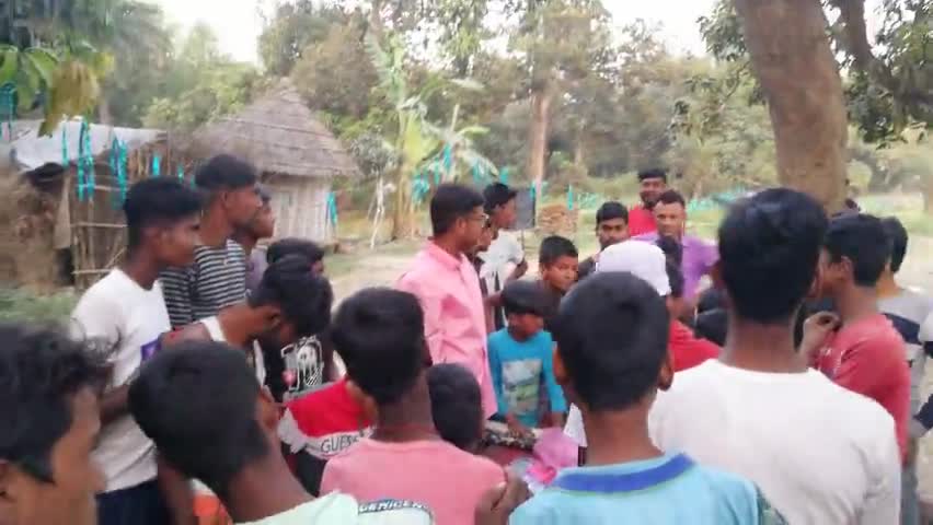 महनार: हसनपुर उत्तरी में आयोजित क्रिकेट टूर्नामेंट में #पंचायतसमिति के उम्मीदवार चंदन सिंह उर्फ (डबल जी) के द्वारा ईनाम दिया गय