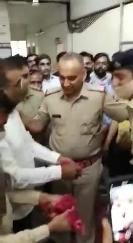 कौन कहता है कि पुलिस वालों को सम्मान नहीं मिलता!!#police #emotional #unity #love