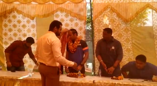 फरीदाबाद: इंटरनेशनल पारा एयर पिस्टल शूटिंग में स्वर्ण पदक जीतने पर सिंहराज अधाना जी को पगड़ी बांधकर दी बधाई!!
#कुलदीप तेवतिया JJP