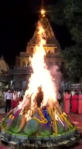 मनासा: मनासा श्री महाकालेश्वर ज्योतिर्लिंग उज्जैन महाकाल मंदिर प्रांगण मे सबसे पहले #होलिका दहन के दिव्य दर्शन