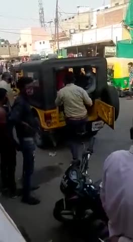 इंदौर: कुशवाह नगर चौराहा दो गज की दूरी लोगों को बताते हो और खुद एक गाड़ी में कितना घुसे रहते हो #nagar_nigam