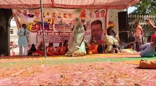 चरखारी : होली महोत्सव के सांस्कृतिक कार्यक्रमों से चरखारीअब वास्तव में #मिनी #वृन्दावन की झलक दिखाई दे रही