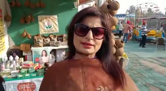 फैशन डिजायनर मीतू सलूजा जी ने उत्सव मेले सक्षम लोगो को खादी के प्रोडक्ट खरीदने के लिए प्रेरित किया #khadiindia