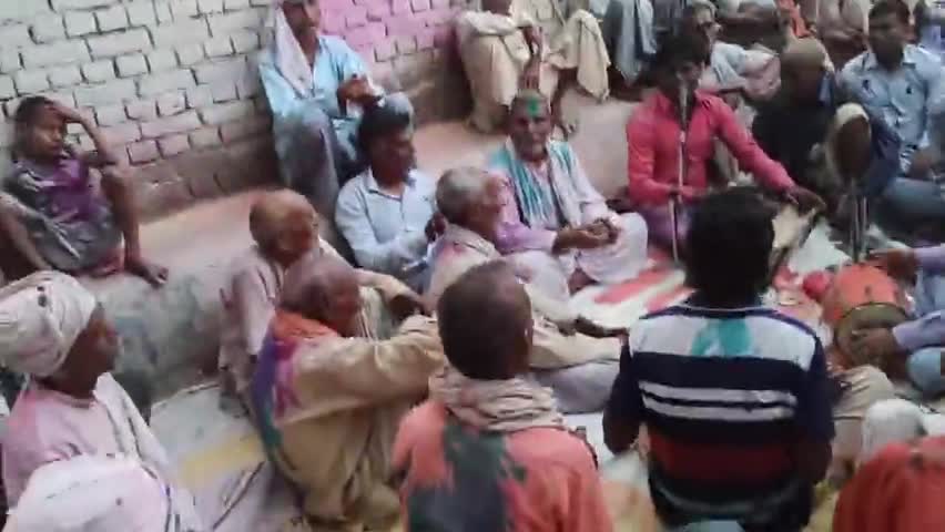 बिसंडा:ग्राम पंचायत #कैरी में होली फ़ाग कार्यक्रम में पहुंचे पी सी पटेल जनसेवक #गांव वालों ने दिल से लगाया दिया #आशीर्वाद