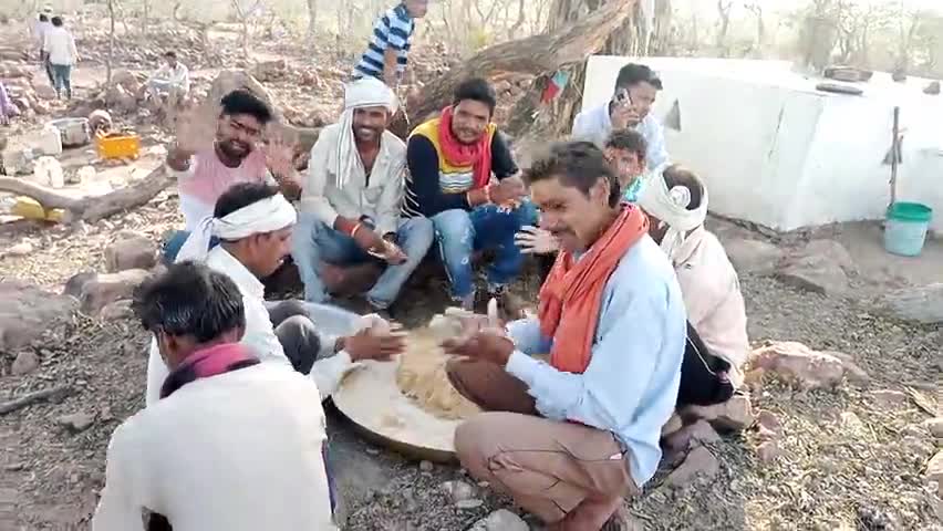 होली के  त्योहार पर भटा गकरिया 
और पुरानी रीति रिवाजो के साथ गाई गयी फागे
बिकौरा के ग्रामीण मे दिखा उत्साह
#बिकौरा