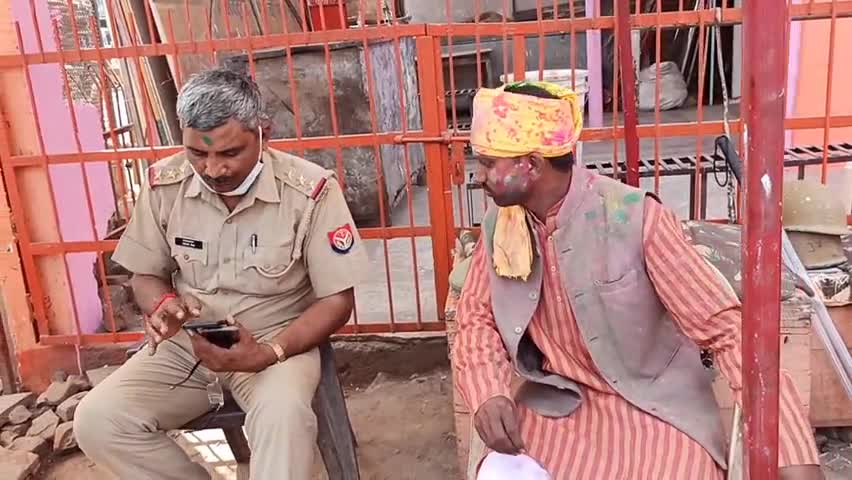 बाँदा: होली के पावन पर्व पर बबेरू #कोतवाली प्रभारी बड़े भाई श्री #भास्कर मिश्रा जी से मुलाकात कर बधाई देते हुए #पीसी पटेल