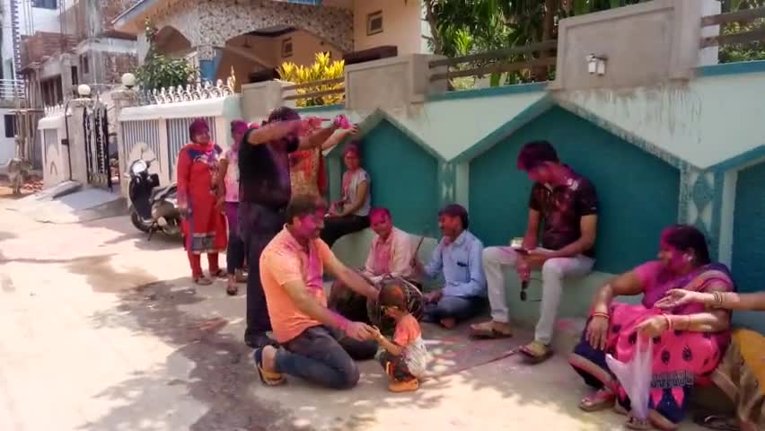 रंगोत्सव में होली खेलने का आनंद अपनों के साथ भाटापारा नगर चारामा#holi2021