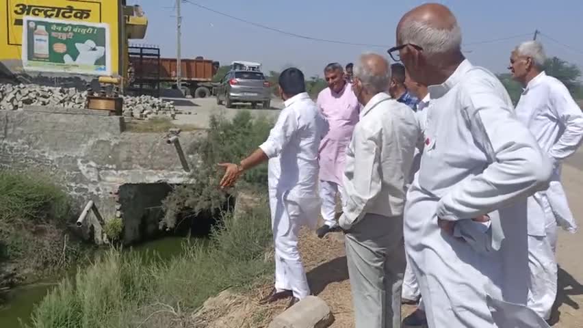 महम: विधायक बलराज कुंडू गांव #मदीना के खेतों में जलभराव की समस्या के समाधान हेतु बरसाती नाले का मौका-मुआयना करने पहुँचे।
