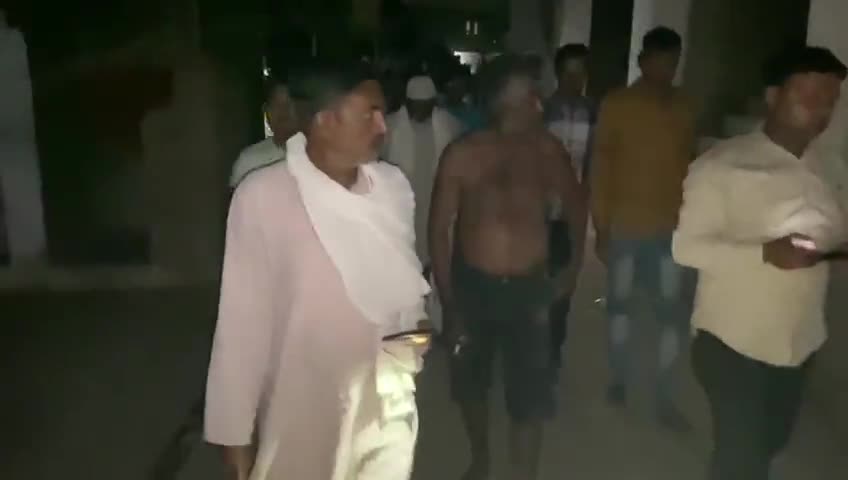 फतेहपुर: #फतेहपुर के ग्राम सभा #Sangaon में  #प्रधान पद के उम्मीदवार भाई #सईदअहमद अपने चुनाव प्रचार के दौरान जनता से मिलते हुए ।
