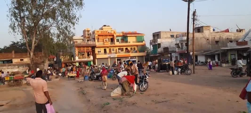 परसिया: #ब्रेकिंग_न्यूज़
 छिंदवाड़ा जिले के नगरीय क्षेत्रों में 88 घंटे का लगा #लॉकडाउन
#परासिया में पुलिस ने कराया बाजार बंद