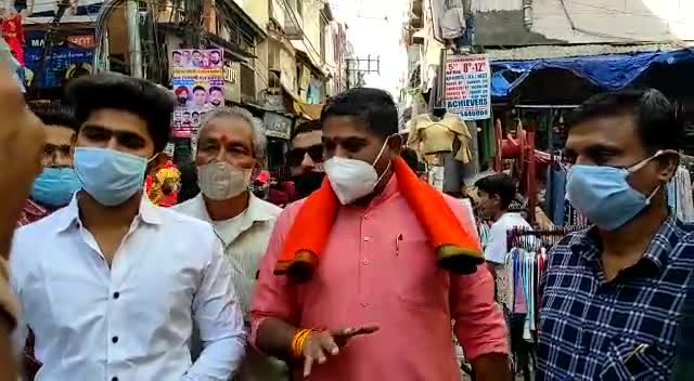 आज #भोपाल #चौक बाजार में सभी #कार्यकर्ताओं के साथ सभी #व्यापारियों व #दुकानदारों को #मास्क वितरण किया।