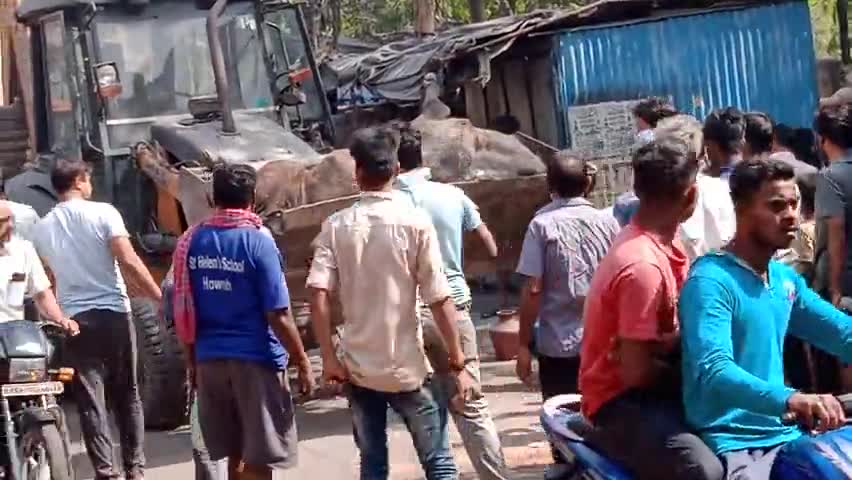 झरिया/जोरापोखर/सिंदरी: झरिया पौदार पड़ा काली मंदिर के पास एक गाय बीमार था आज वह मर चुका है लिए जा रहा है गौशाला #jharia #newrkr72