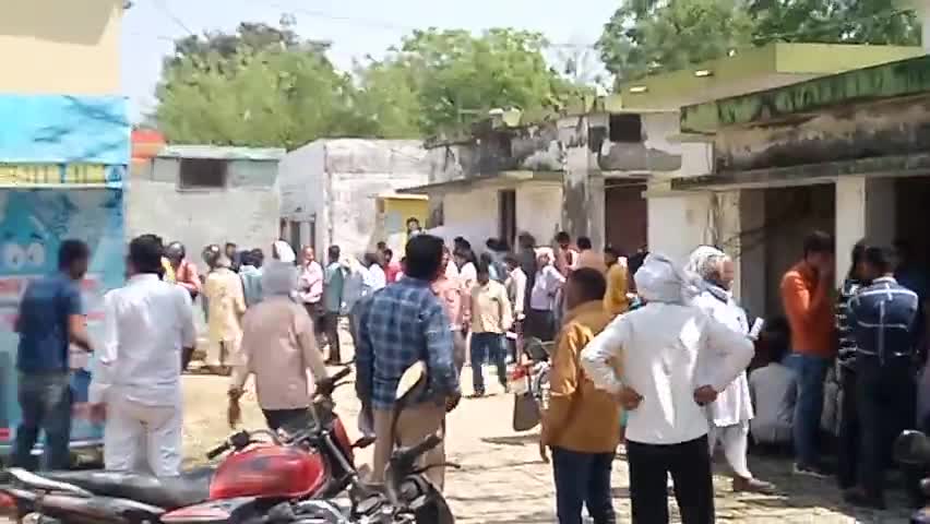 महाराजगंज: महराजगंज  ब्लाक में प्रधान और सदस्य पद हेतु नामांकन पत्र लेते प्रत्यासी जो की #कोरोना #प्रोटोकॉल का उल्लंघन करते हुए।