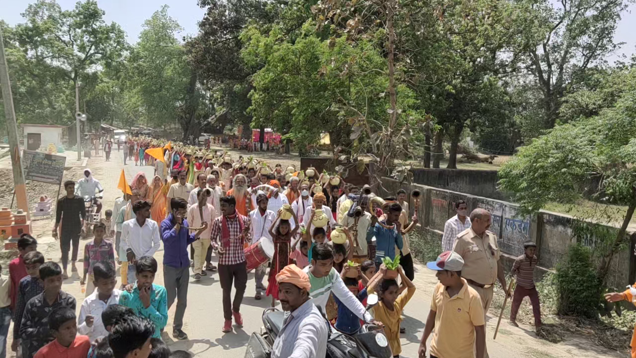 आज अपने नगर पालिका के वार्ड नo 3 के करमहा मंदिर से  #भव्य_शोभा_यात्रा मे यज्ञ भगवान के चरणों में हाजिरी लगाते हुए