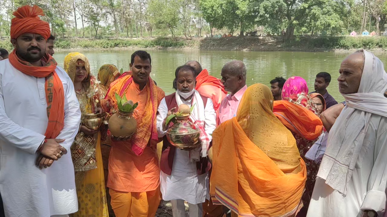 नगर पालिका के वार्ड नo 20 मदरहा मे  #भव्य_शोभा_यात्रा के दौरान कलश के साथ फेरी लगाते नपा अध्यक्ष मोहन वर्मा जी