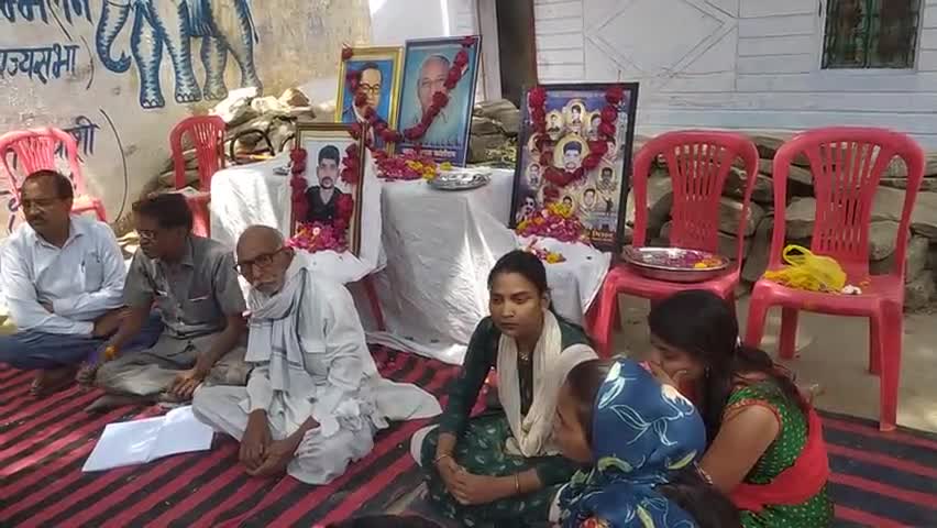 घर पहुंच कर सामाजिक संगठनों एवं #भीम_आर्मी ने दी श्रद्धांजलि 2 अप्रैल 2018 को शहीद हुए थे
#Bhim_Army #ग्वालियर