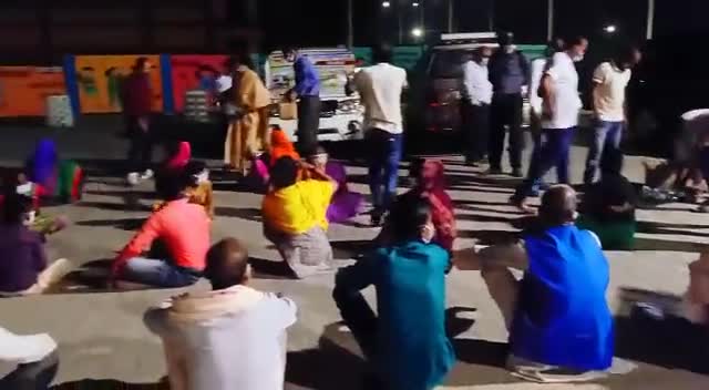 सिंगरौली: :#साकार #फाउंडेशन की ओर से जिला चिकित्सालय बैढ़न ट्रामा सेंटर में आये हुए मरीजों के परिजनों को भोजन