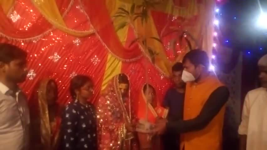 रोसड़ा: पौधा वाले गुरूजी ट्रीमैन सह ऑक्सीजन मैन राजेश कुमार सुमन वधू को पौधा भेंट कर हरित आशीर्वाद प्रदान किया।
#Treeman