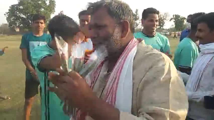 बलिया: आज दोपहर "#रघुनाथपुर - #पिपरपाती" ग्राम में मैने #फुटबॉल टूर्नामेंट का उद्घाटन किया और युवाओं का खेल के प्रति रुझान देखक
