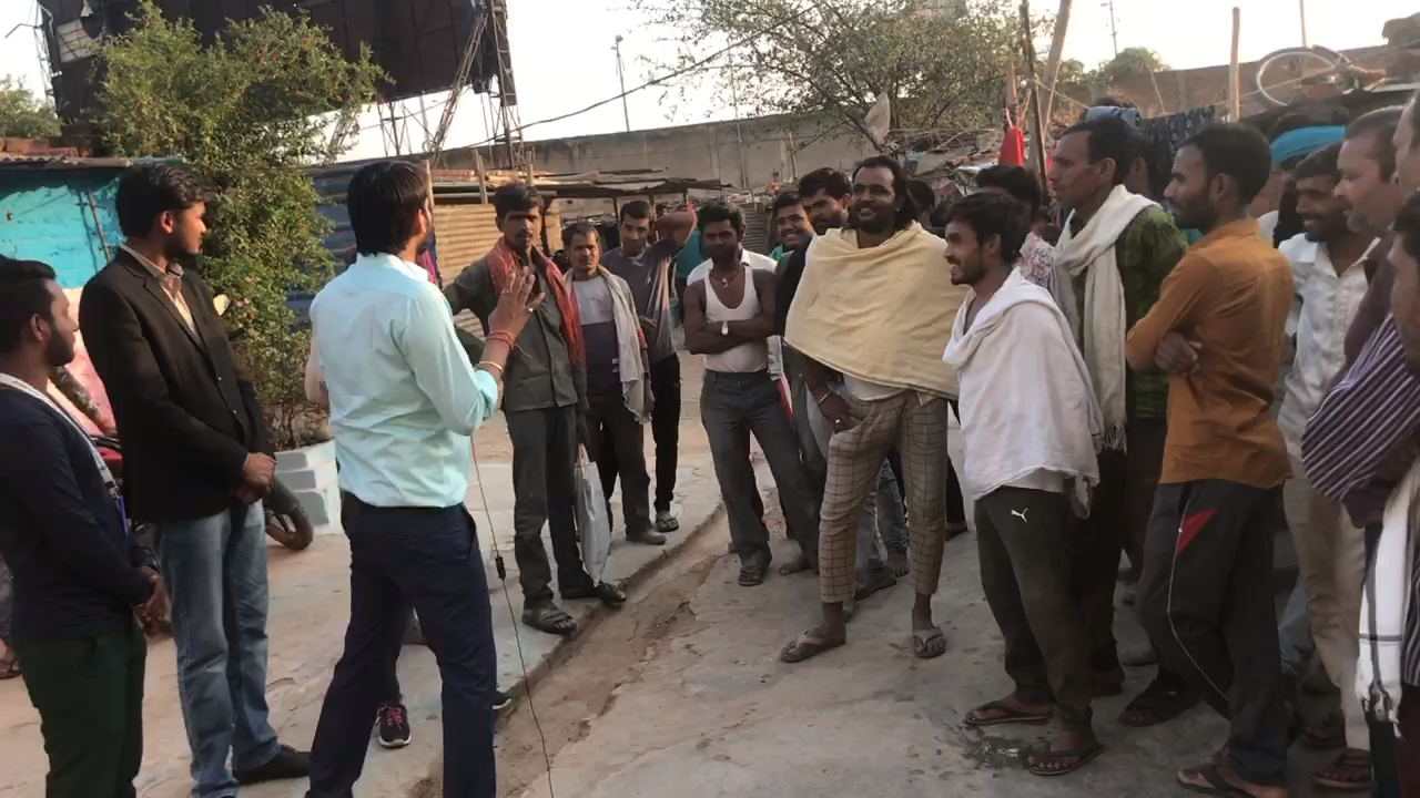 मासिक धर्म की जागरूकता के लिए महिलाओं के साथ पुरुषों से भी बातचीत की,और उन्हें समझाईश दी कि इस दौरान बाजार से सेनेटरी पैड लेकर आएँ। #indiapadbank #gwalior.shpt
