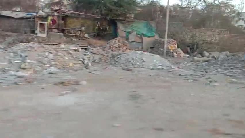 गिर्वा: कल्पतरु चिकित्सालय-एकलिंगपुरा रोड किनारे पड़ा है ढेर सारा भराव। बढ़ता ही जा रहा है अतिक्रमण। #Encroachment #SmartCity