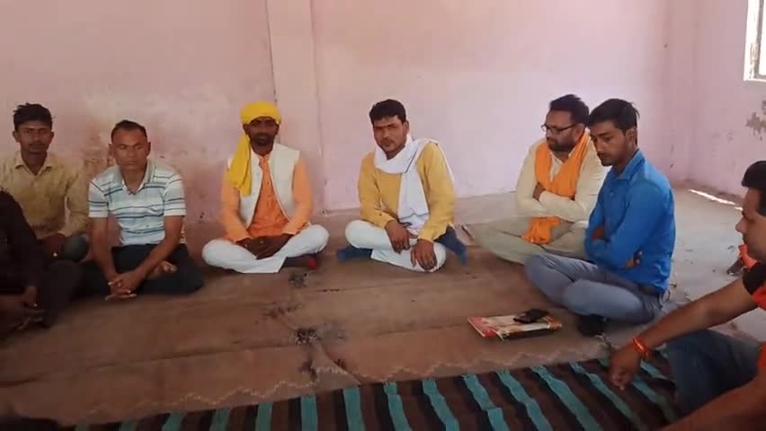 ओरन: #अपनों के साथ एक आवश्यक बैठक कर आगे की रणनीति तैयार की गई  #पवैया मण्डल बिसंडा मण्डल ओरन मण्डल के भाइयों के साथ #PC