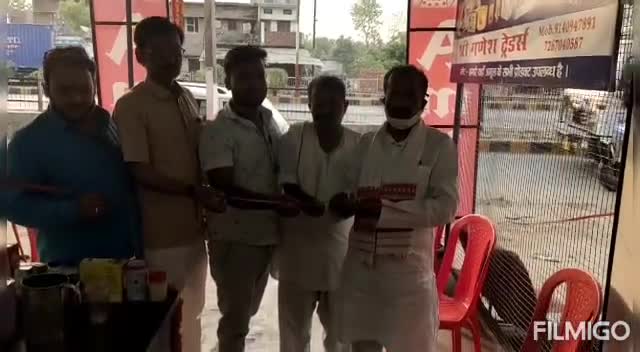 आज नगर पालिका के #गोरखपुर_चौराहे पर #श्री_गणेश_ट्रेडर्स #अमूल एजेंसी का उद्घाटन करते हुए #हाटा_नपा अध्यक्ष मोहन वर्मा जी