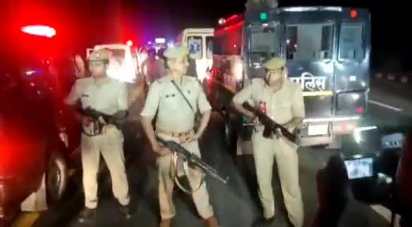 आगरा: लखनऊ एक्सप्रेस वे पर मुख्तार अंसारी का काफिला आगरा पुलिस ने रोका माना जा रहा है ड्राइवर की हुई है शिफ्टिंग #मोहसिन खान