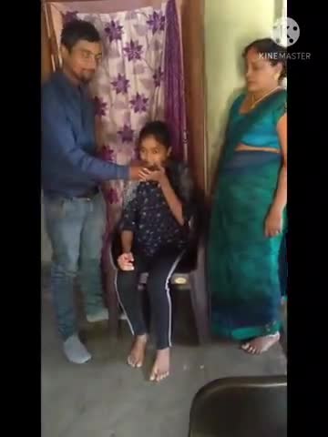 कैमूर जिला #Top10 में जगह बनाने वाली प्रिया यादव को सम्मानित करते रवि सर।