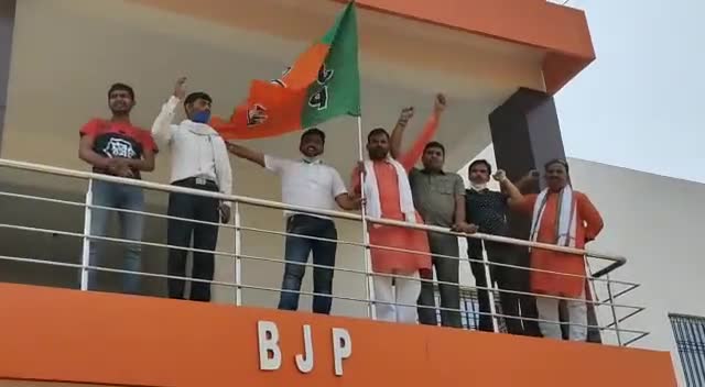 भाजपा निवर्तमान कार्यलय में लगय गया भाजपा का झंडा 
#samarpandiwas