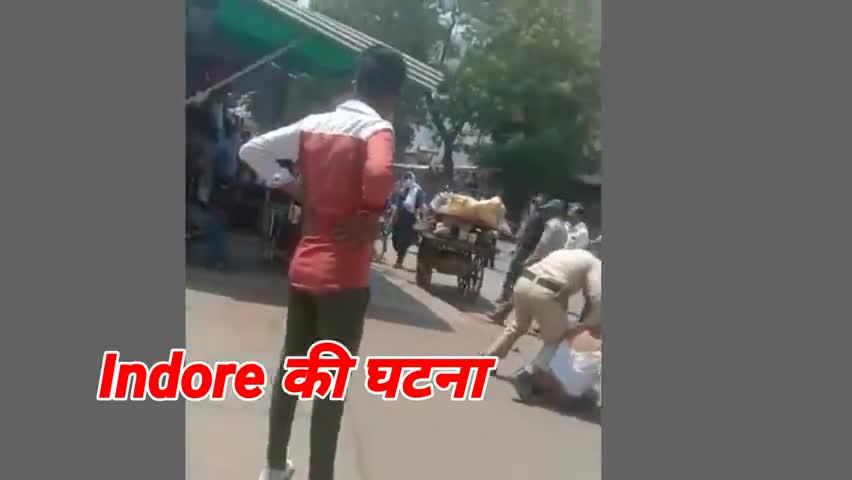 Mp के इंदौर में दो पुलिसकर्मियों द्वारा एक मोटा रिक्शा चालक को बुरी तरह से पीटते हुए नजर आए #Rakesh yadav