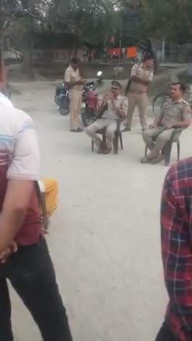 अमेठी: #संग्रामपुर में  त्रिस्तरीय पंचायत चुनाव ग्राम सभा जरौटा में थानाध्यक्ष संग्रामपुर आचार संहिता का पालन करने को कहा