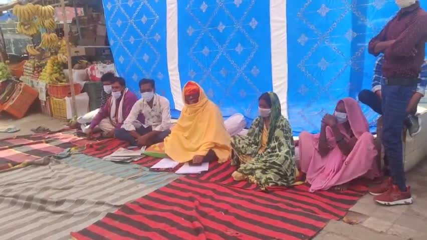 गढ़वा: शहर के सहिजना चौक स्थित बाबा साहेब की प्रतिमा के समक्ष आरटीआई कार्यकर्ताओं का अनशन तीसरे दिन भी रहा जारी  #अनशन