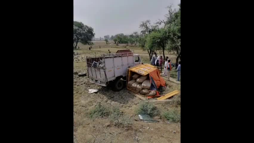 #गुरारू रफीगंज मार्ग पर नकटी पुल के पास हुआ सड़क दुर्घटना ! पिकउप और टेम्पो में जबरदस्त टक्कर !