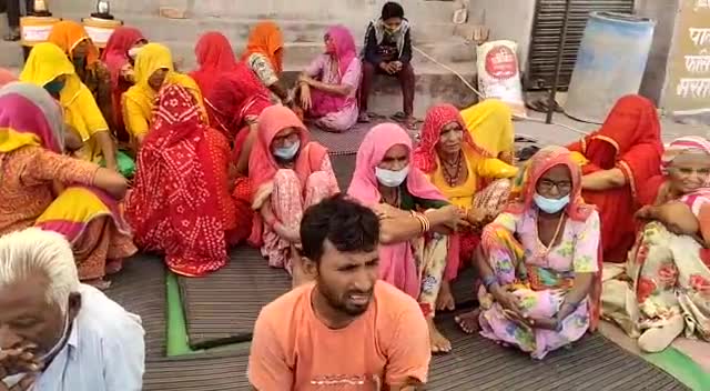 बीकानेर: बीकानेर ने में नोखा रोड पर धरने पर बैठी महिलाए#helpandsuppprt#