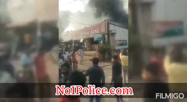 ग्वालियर के फूलबाग चौराहा स्थित शराब की दुकान में लगी आग
#gwalior #gwaliorcity #fire #firebrigade #madhyapradesh