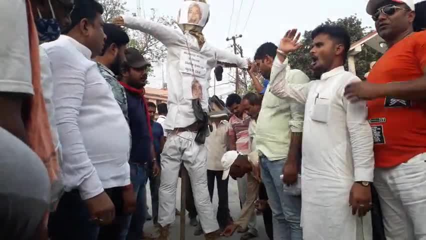 जयनगर: #मधुबनी के #बेनीपट्टी स्थित महमदपुर हुए नरसंहार के खिलाफ क्षत्रिय समाज ने मुख्यमंत्री नीतीश कुमार का पुतला दहन किया।