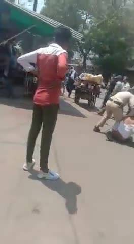 परदेशीपुरा
मास्क को लेकर एक बच्चे के सामने ही उसके पिता की पिटाई,बच्चा मिन्नते करता रहा पर नही पसीजा पुलिस का दिल #DARYS